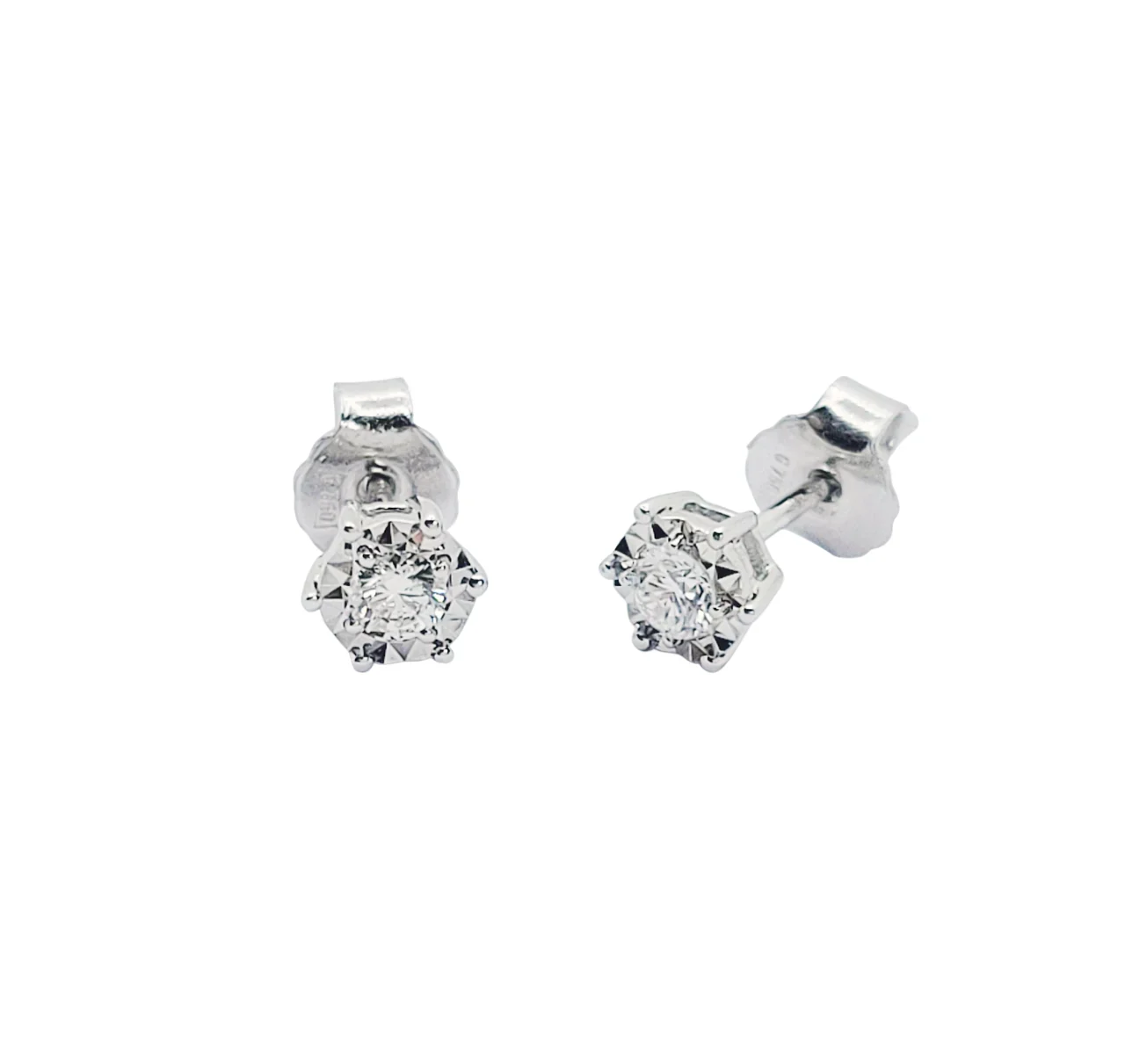 18K Gold Round Brilliant Diamond Studs with Diamond Cutting