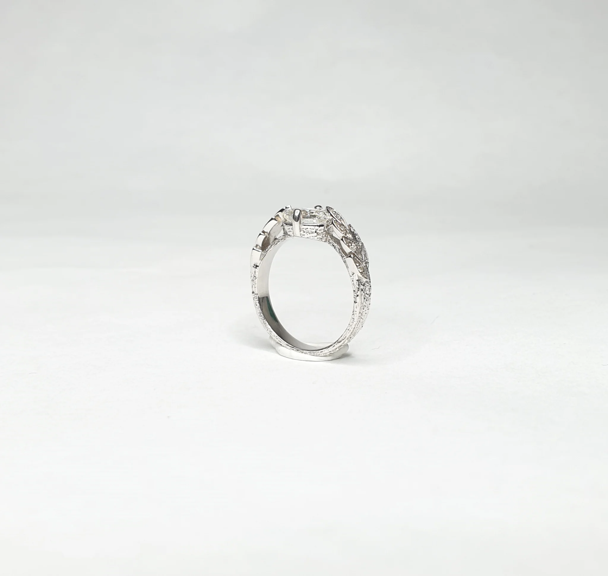 18K White Gold Oval Shape Natural Diamond Ring in Vintage Setting