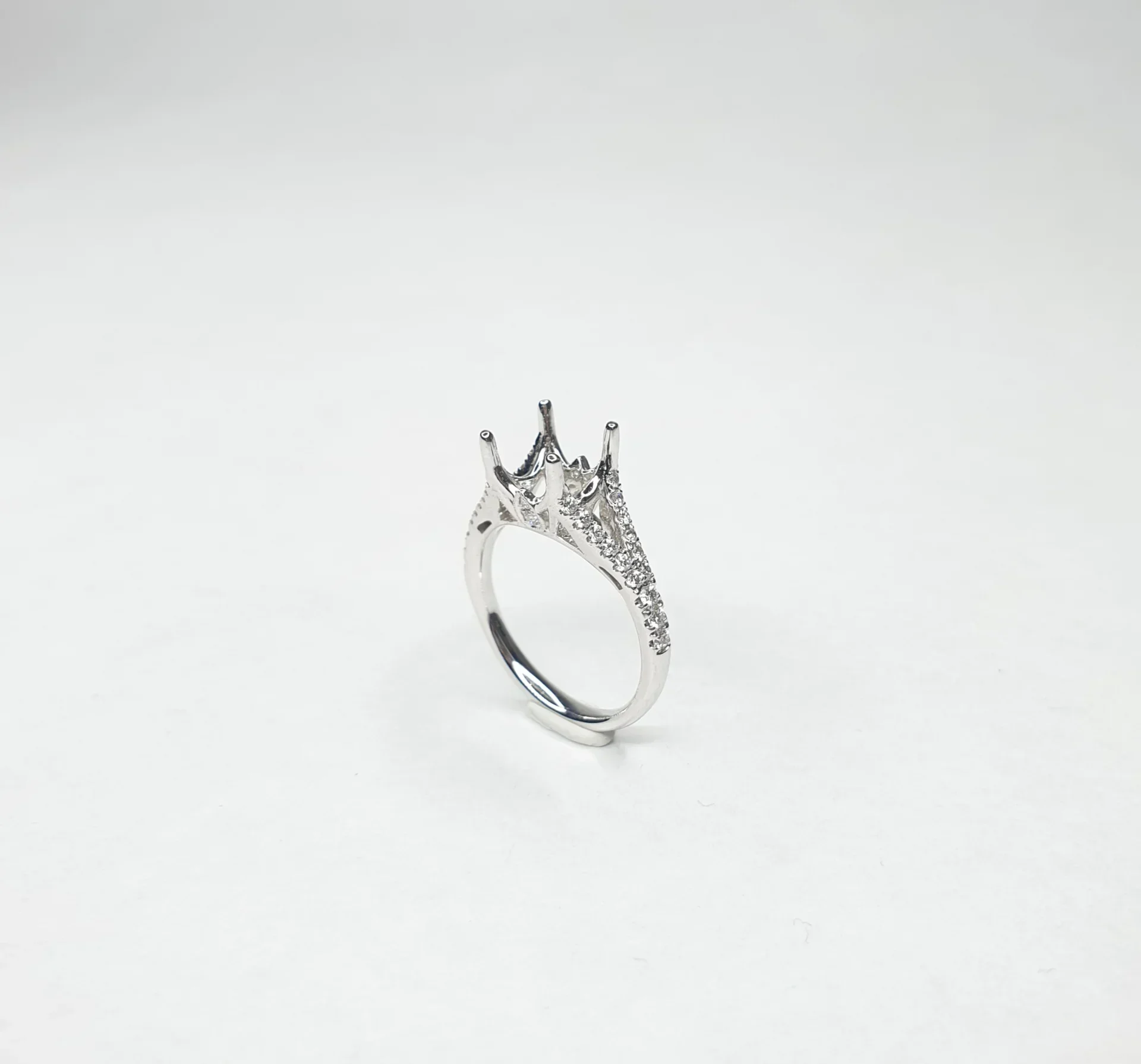 18K White Gold 4 Prong Split Shank Natural Diamond Setting
