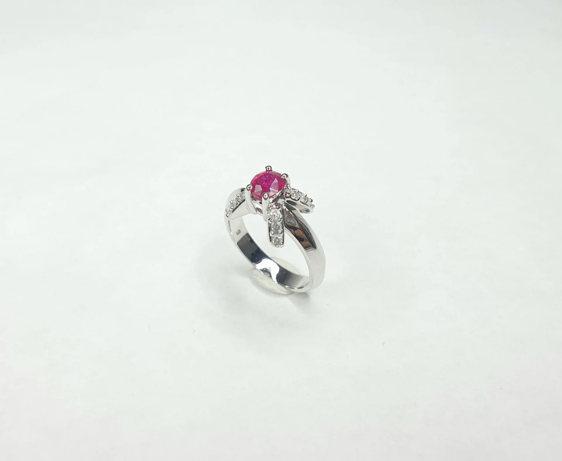 18K White Gold Ruby Oval Shape Diamond Ring