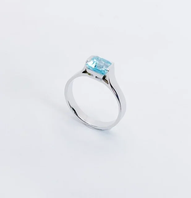 18K White Gold Blue Topaz Solitaire Ring