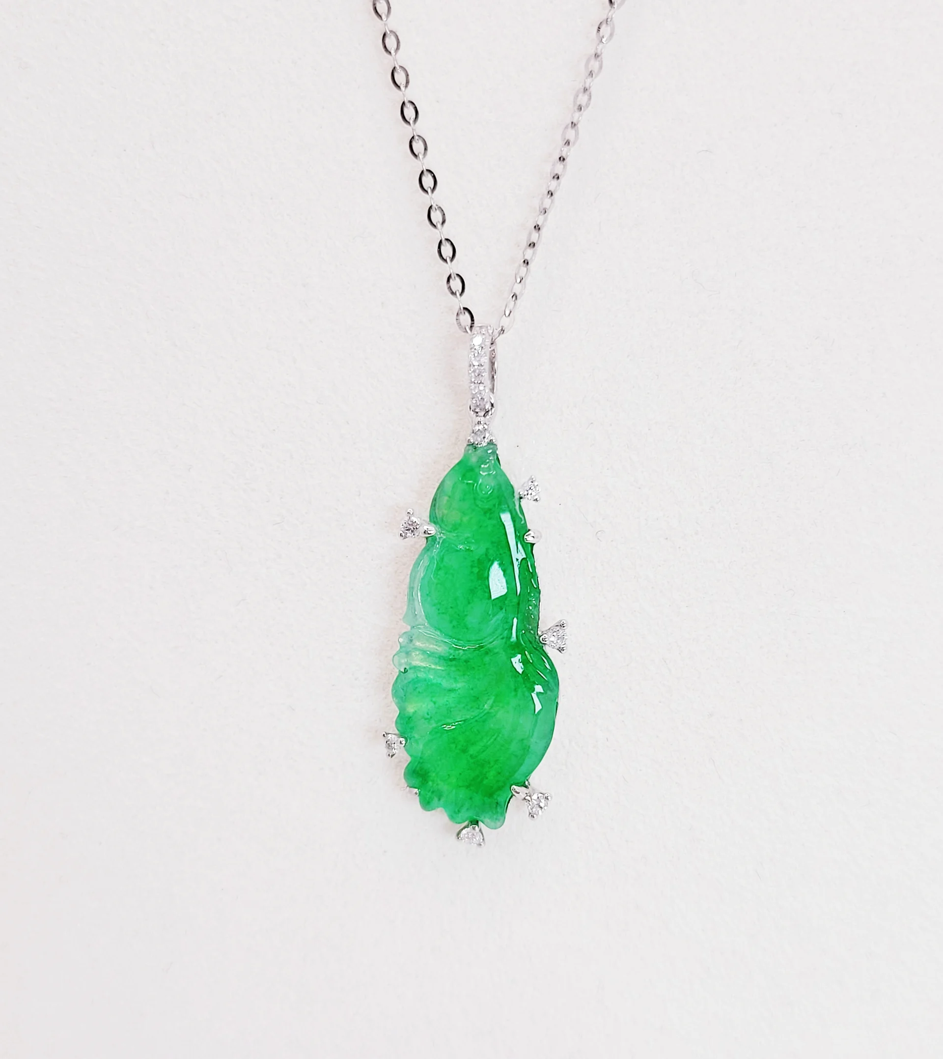 18K White Bright Green Fish Jadeite Jade Diamond Pendant with18K White Gold Chain