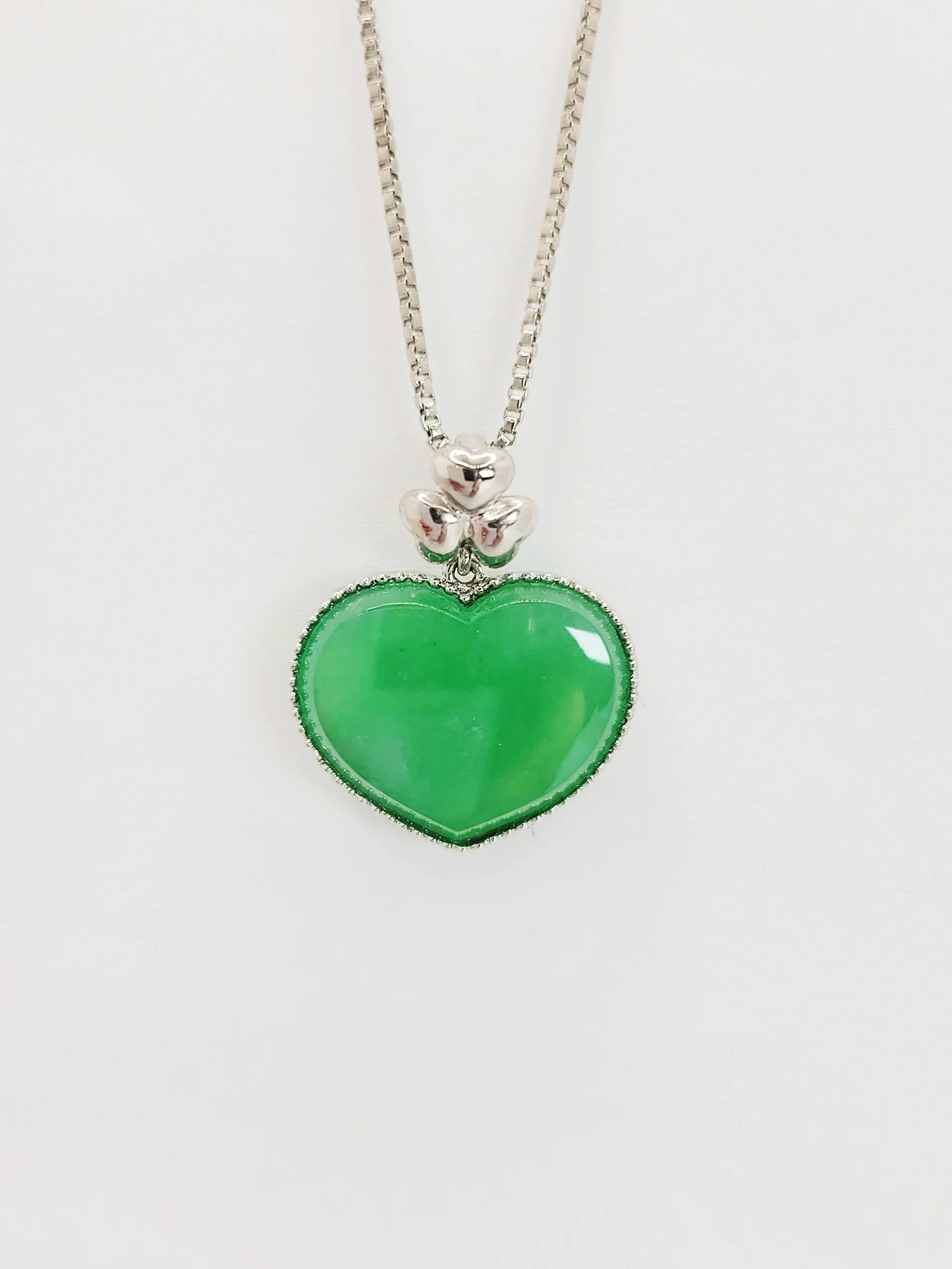18K White Gold Green Heart Shape Jadeite Jade pendant