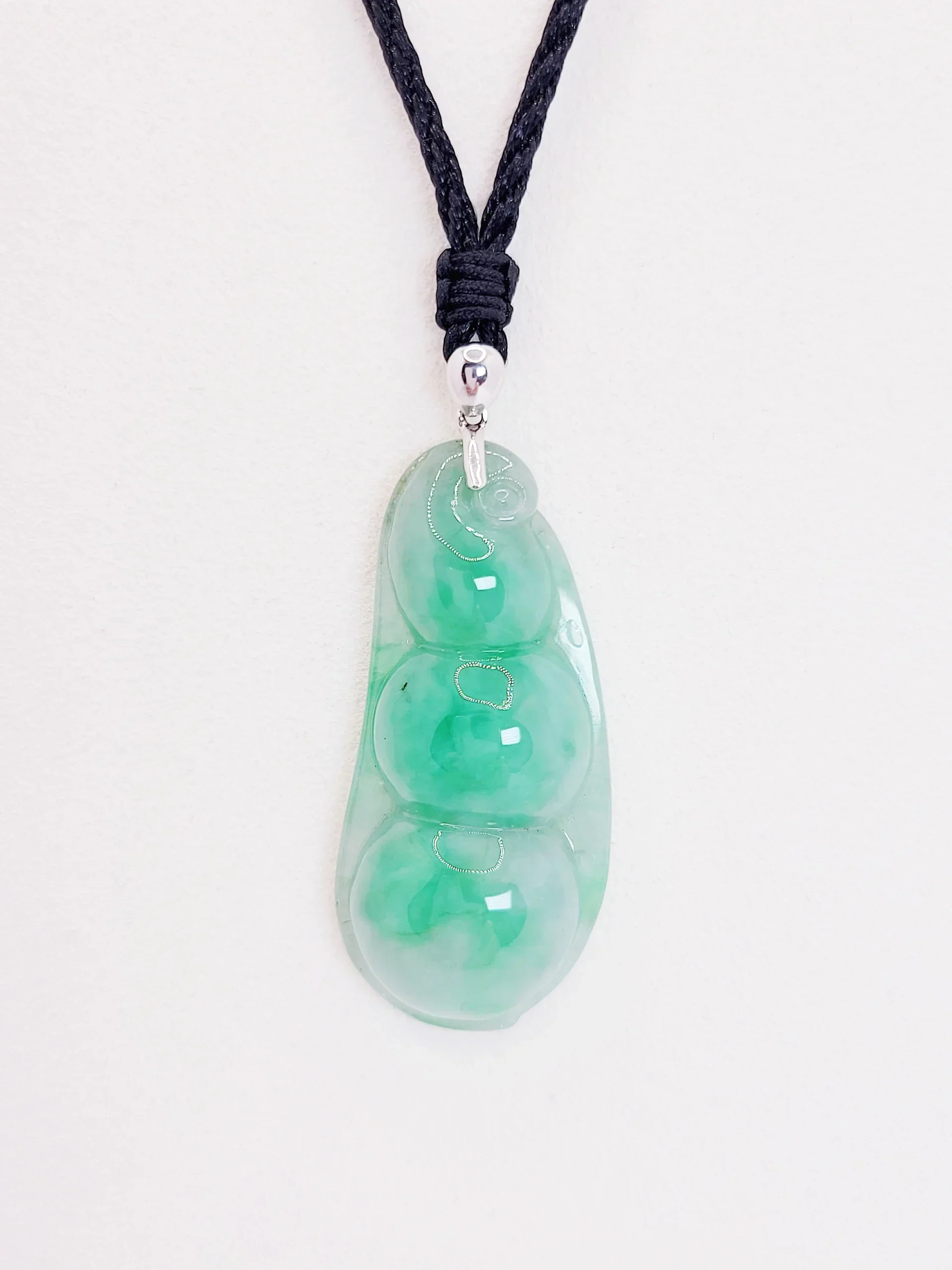18K White Gold Green Peapod Jadeite Jade pendant